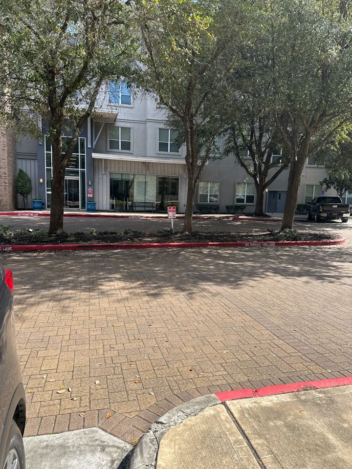 Houston, TX - Sync real estate in med center facade mildew stains and removal