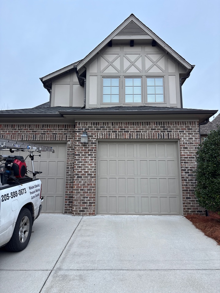 Birmingham, AL - Birmingham, Alabama doing a retaining wall pressure washing to help get rid of organic growth dirt and grime for a nice new finish.