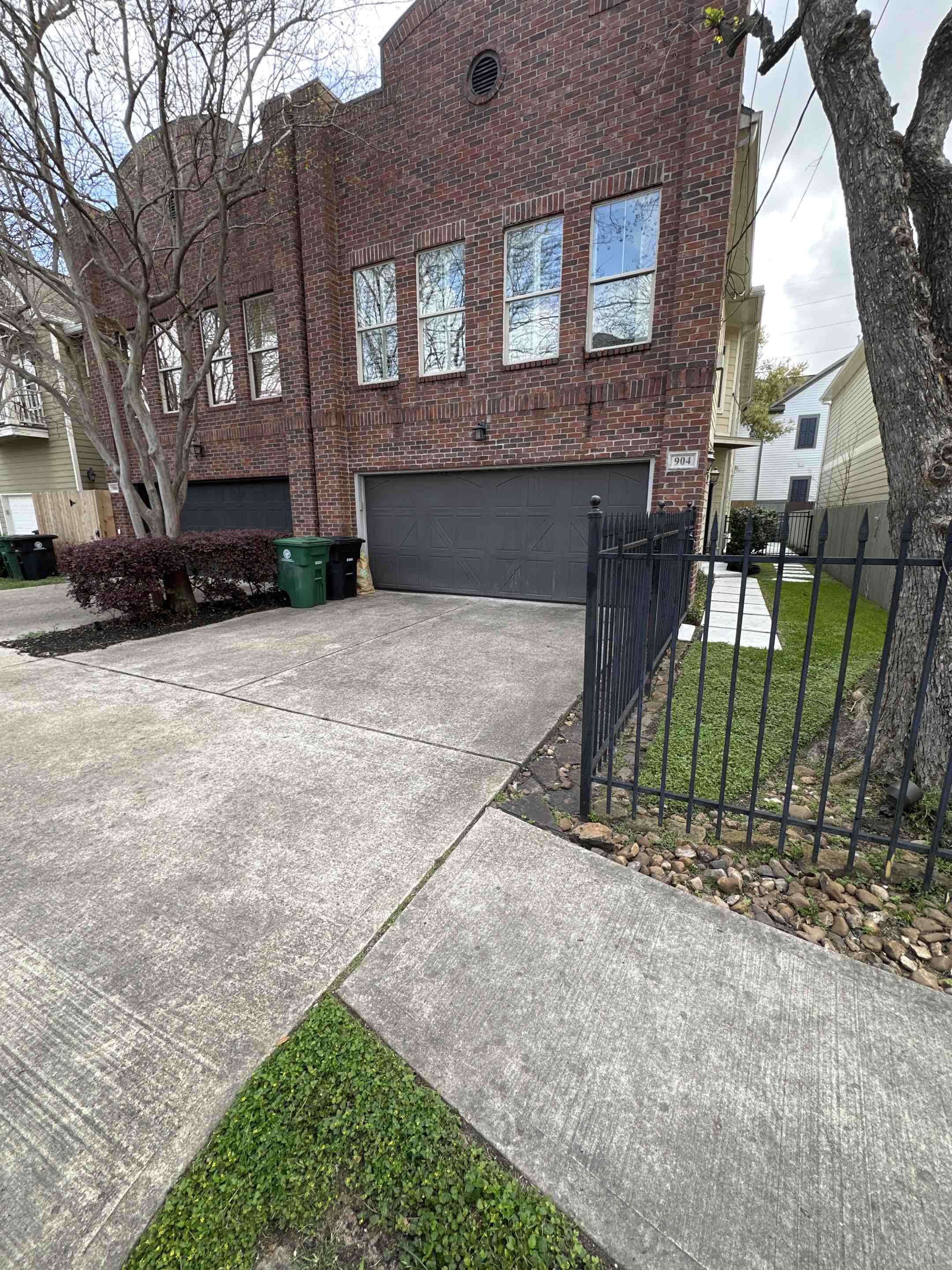 Houston, TX - Window cleaning and driveway renewal