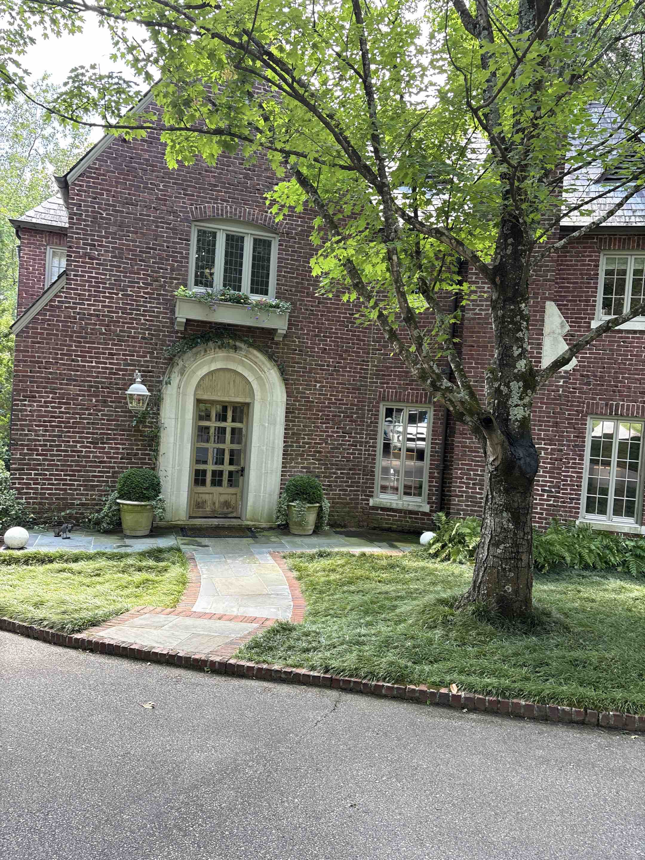 Birmingham, AL - Mountain Brooke, Alabama doing a gutter leaf removal and interior and exterior window cleaning as well as an outdoor light fixture cleaning.