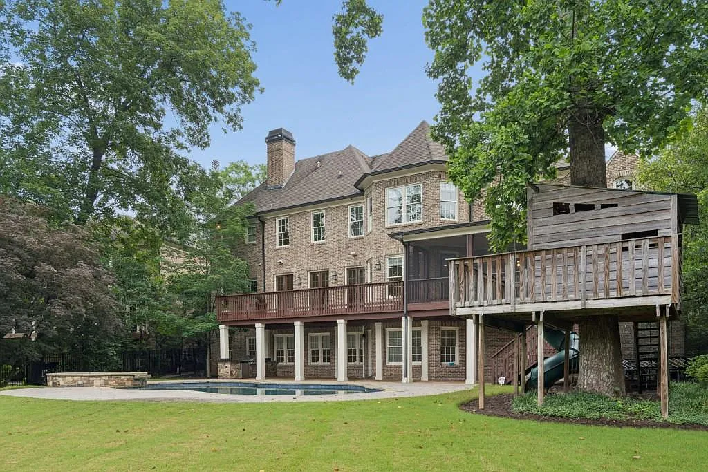 Atlanta, GA - We meticulously cleaned all interior and exterior windows, ensuring they sparkled. We also performed an exterior wash on the brick siding, enhancing its appearance.