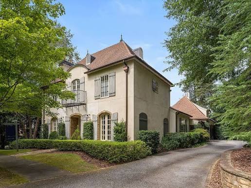 Atlanta, GA - Our team meticulously cleaned all exterior windows and doors, ensuring no spot was missed. We used specialized tools and eco-friendly products for a streak-free shine.
