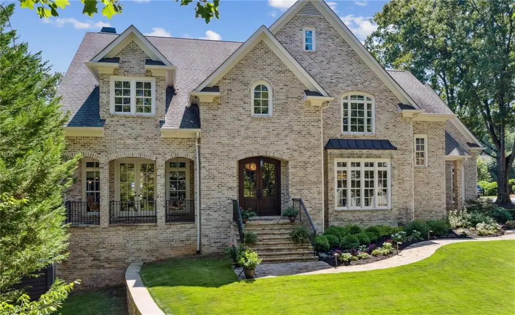 Atlanta, GA - I meticulously cleaned all interior and exterior windows, ensuring they sparkled. I also detailed the window frames, tracks, and sills, removing dirt and grime for a pristine finish.