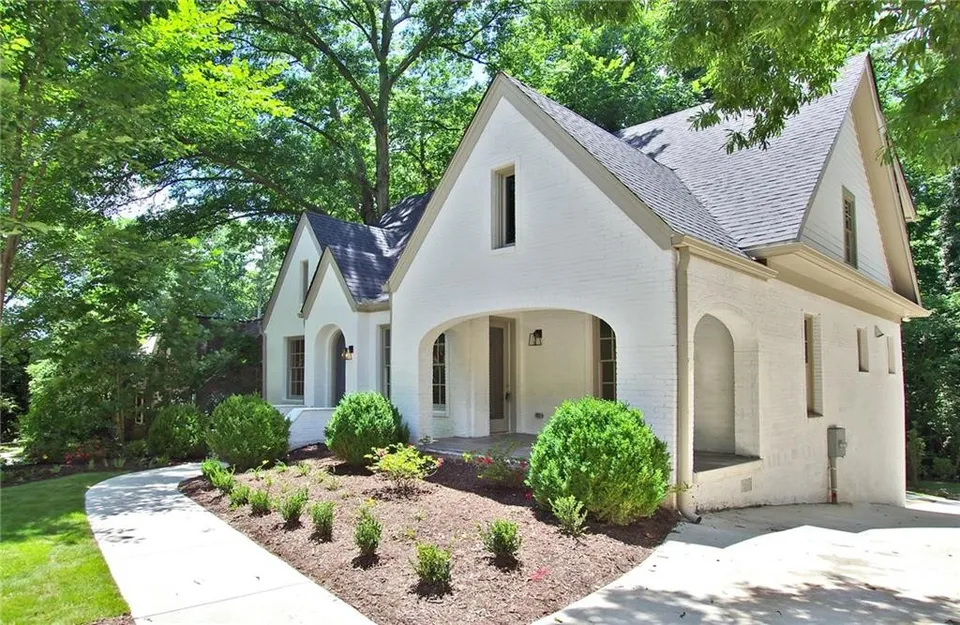 Atlanta, GA - This week, I meticulously cleaned all windows and gutters, ensuring a spotless finish. The windows sparkled, and the gutters were free of debris.