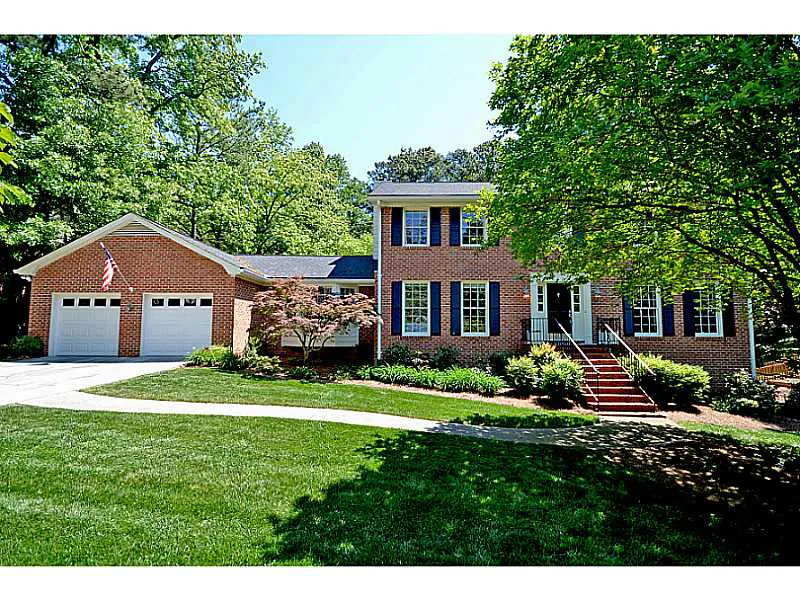 Atlanta, GA - I meticulously cleaned all exterior windows and removed debris from the gutters, ensuring a spotless and well-maintained appearance.