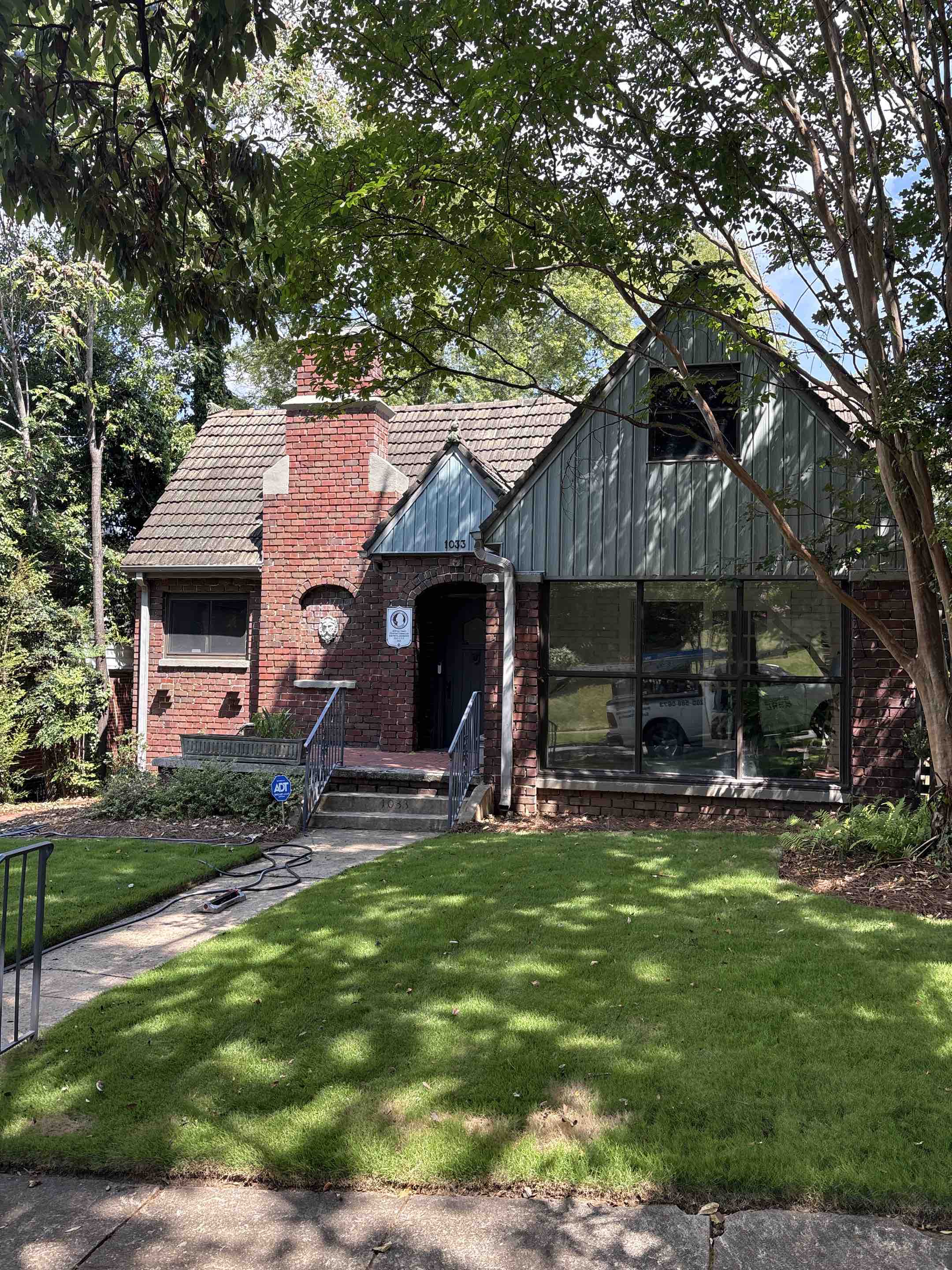 Birmingham, AL - Birmingham, Alabama doing a gutter leaf removal to help facilitate proper water flow and drainage throughout gutter systems.
