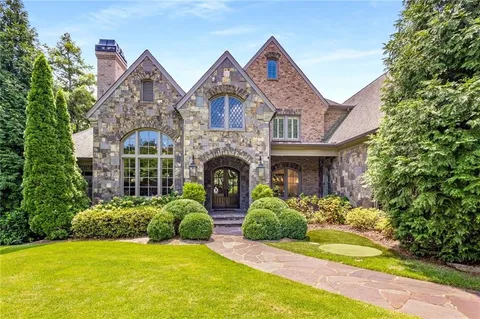 Atlanta, GA - Our team meticulously cleaned all exterior windows, ensuring crystal clarity. Gutters were cleared of debris, and the driveway received a thorough pressure wash, enhancing curb appeal.
