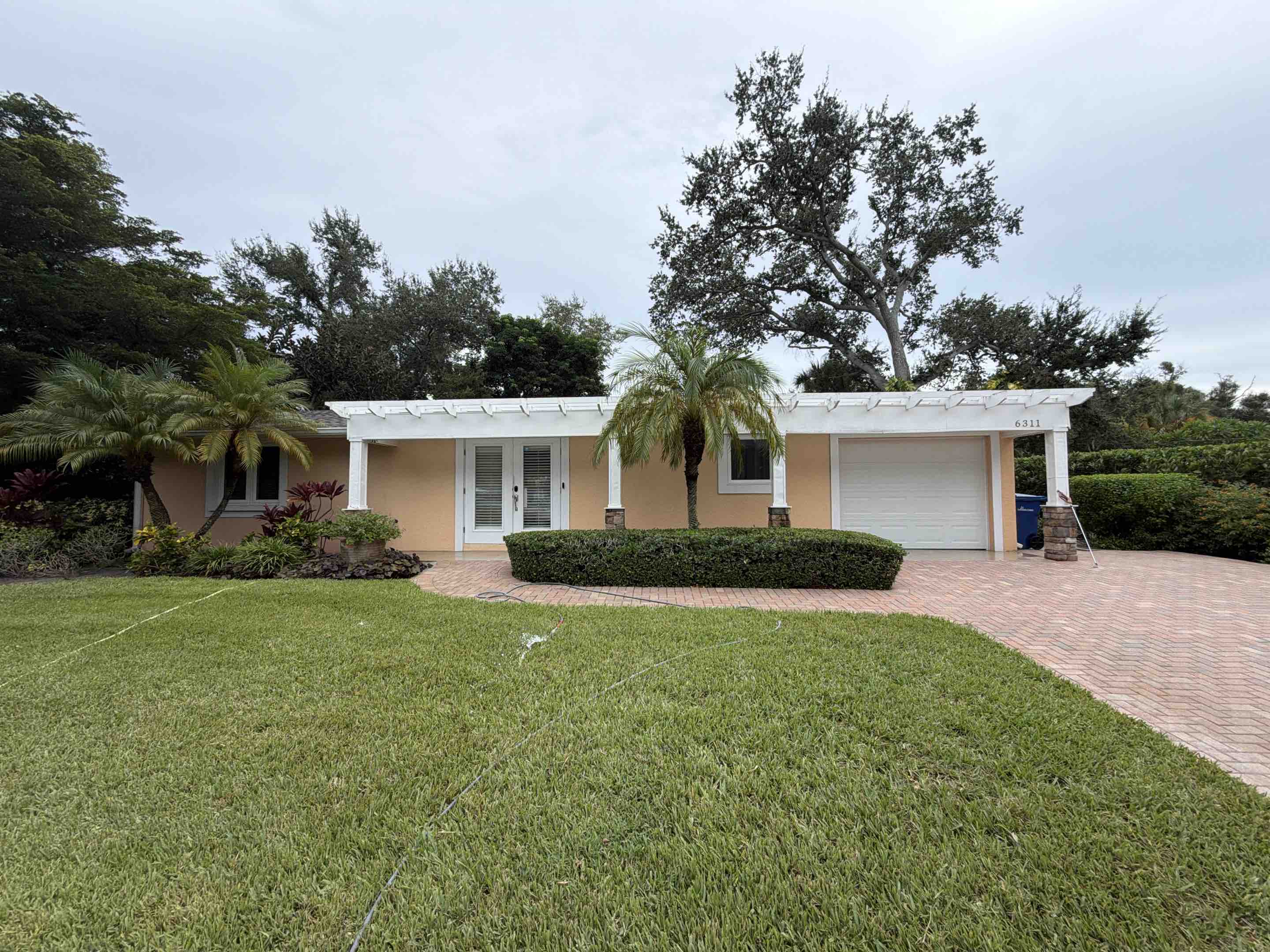 Sarasota, FL - House  Walsh, driveway cleaning,pool deck and cage cleaning 9416662226 window hero Sarasota 