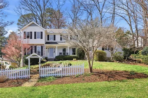 Atlanta, GA - I meticulously cleaned both storm and traditional windows, ensuring every nook and cranny was spotless inside and out. The windows now sparkle, free from streaks and smudges.