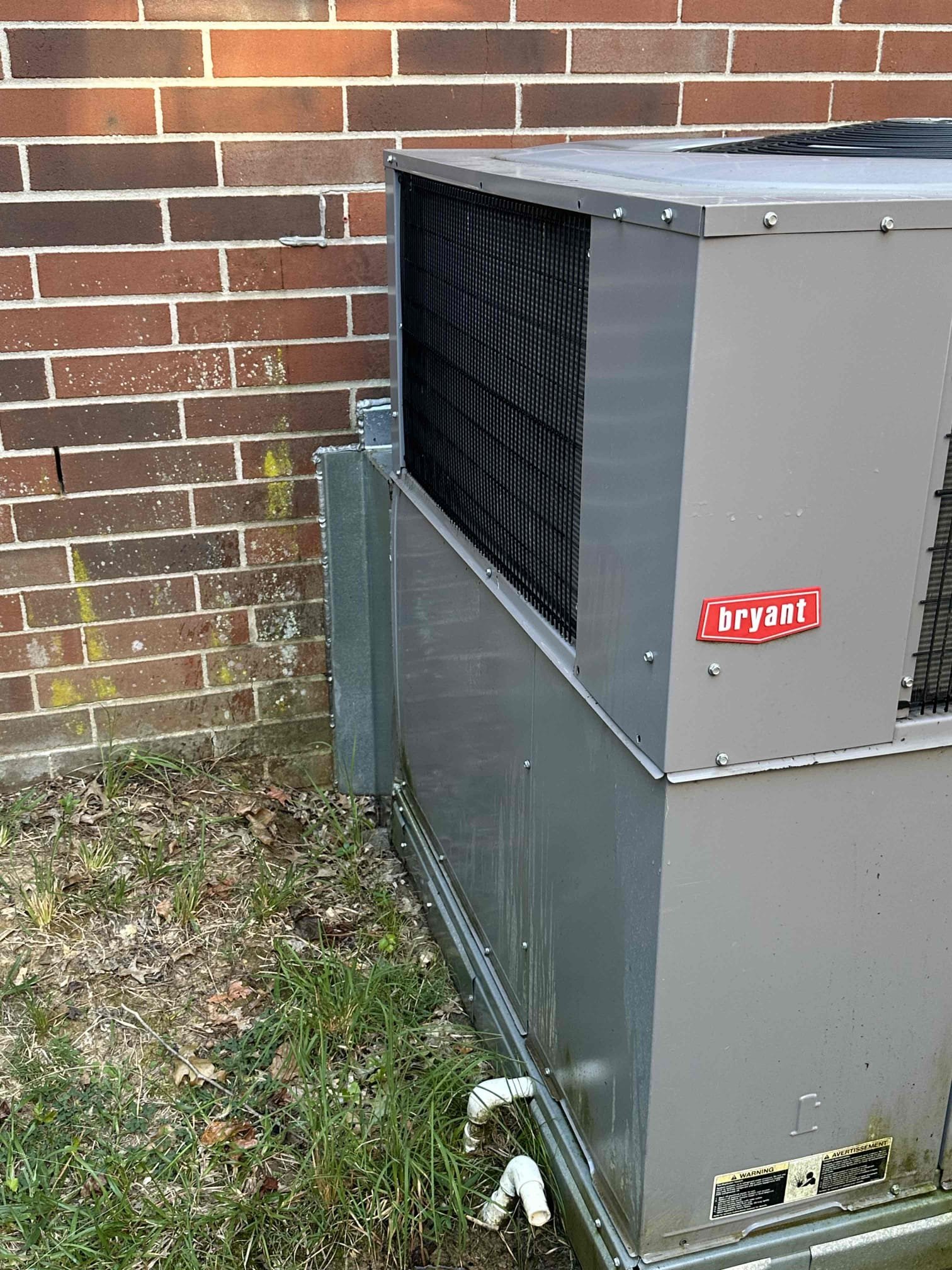 Arrived on job went through system found system operating and running properly at this time. When no issue system is cooling properly. Refrigerator pressures are perfect. No signs of any faulty issues. Check all blower components everything running properly at this time.