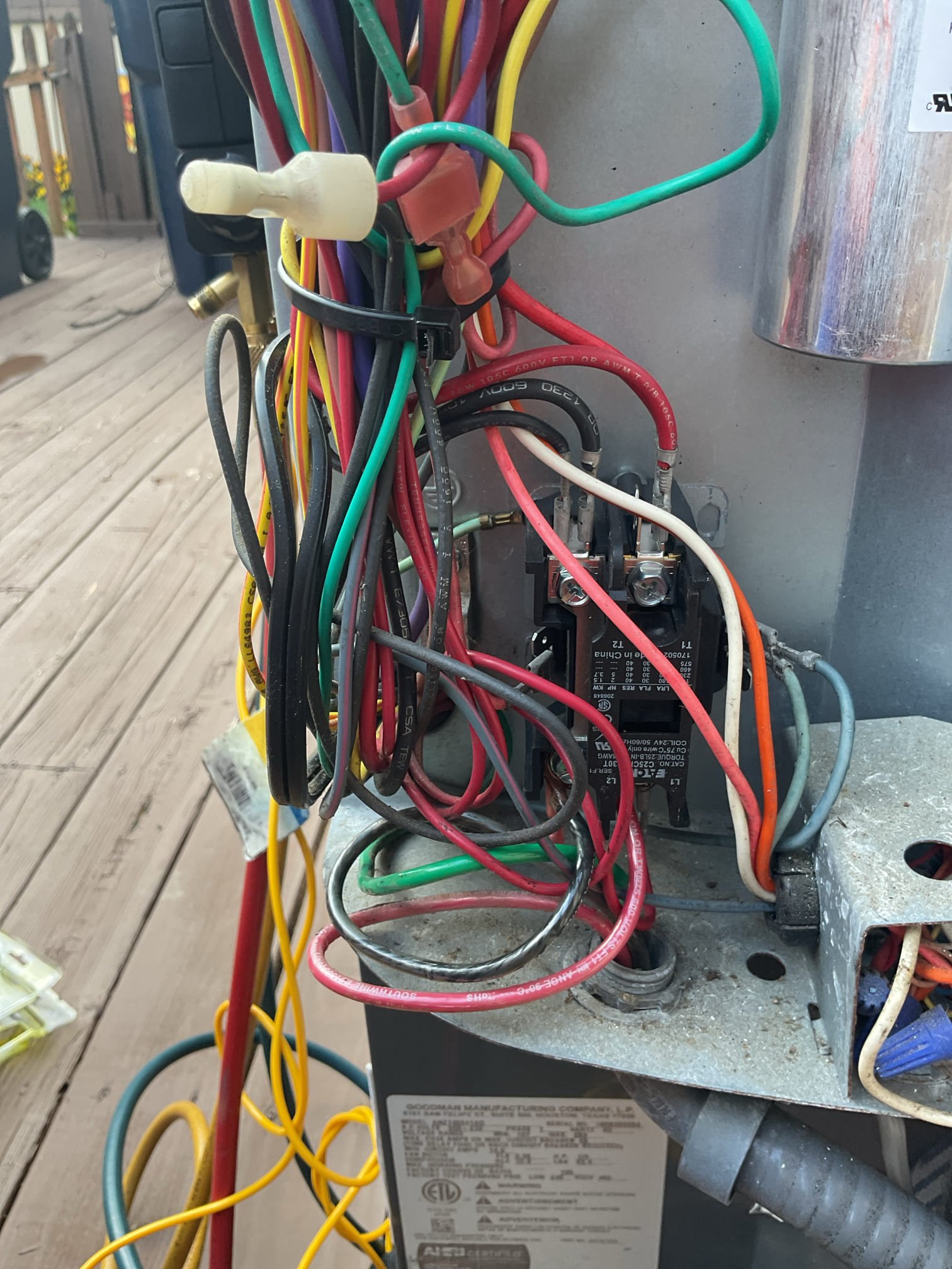 9-25-25 luis return visit to Add refrigerant to system with dye. Replacement of contactor check refrigerant levels and pressures. Good sub cooling and super heat ok.  9-25-25 luis return visit to Add refrigerant to system with dye. Replacement of contactor check refrigerant levels and pressures. Good sub cooling and super heat ok.