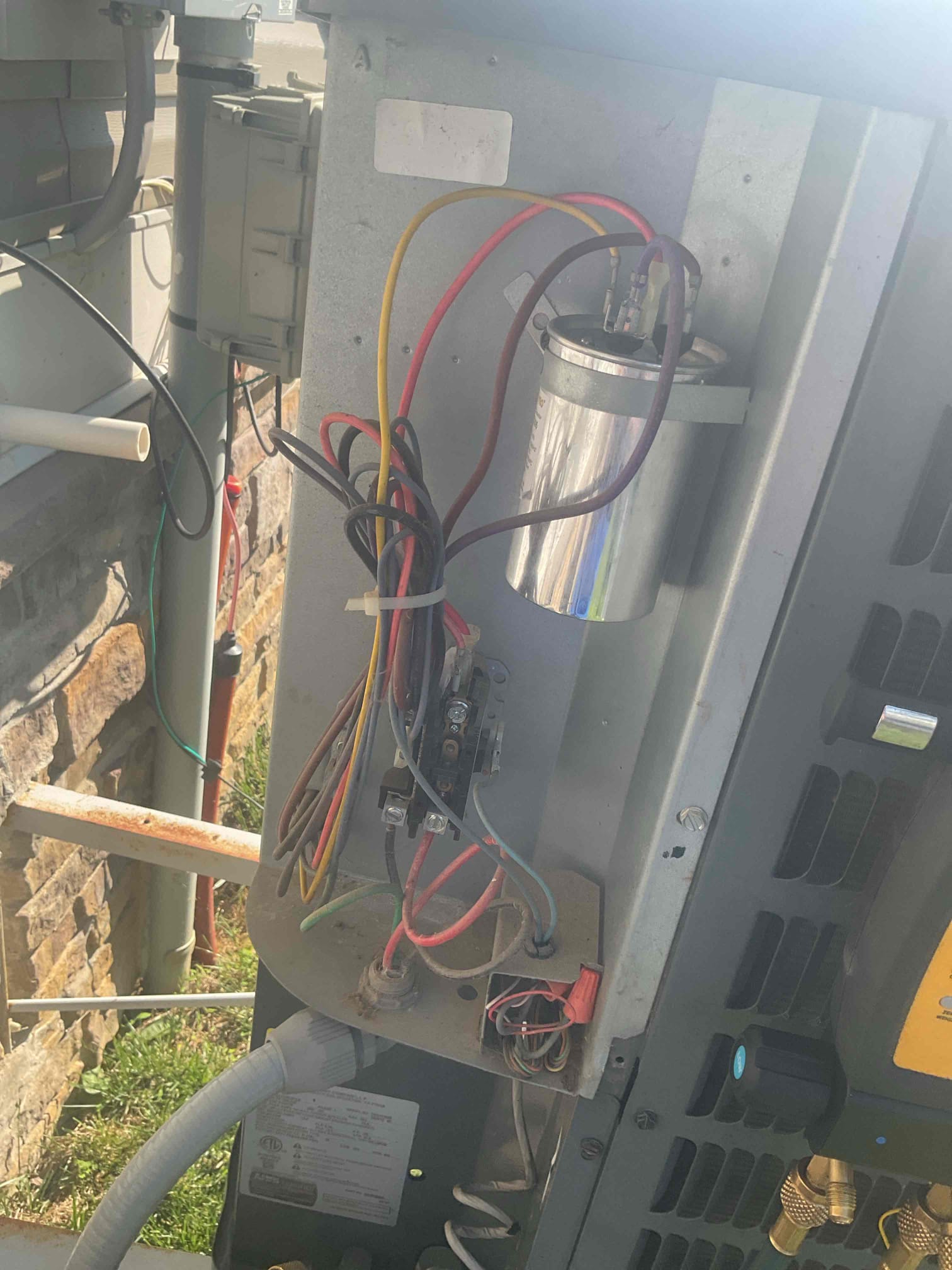 Luis 5-18-26 
New Bosch system no cooling. Found no power to outdoor unit. Found power monitor tripped low voltage. Ac voltage is 225 ac. Lo voltage setting is 225 V I lower setting low 205 volts. I also set high voltage to 253 Reset unit and test operation ok. No charge warranty from installation . 