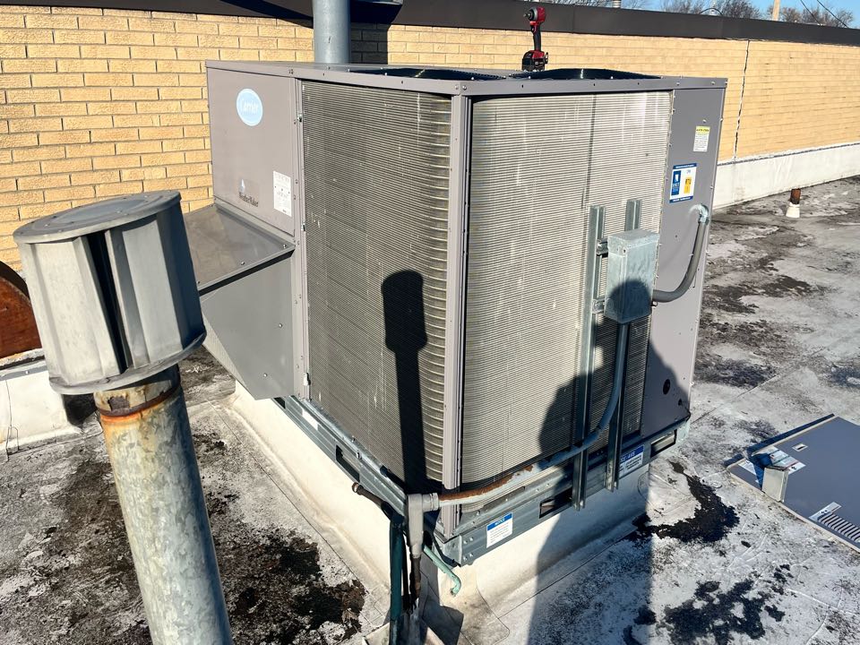 2 year old Carrier RTU in West Allis. Inspection for new owner. System looks very good.