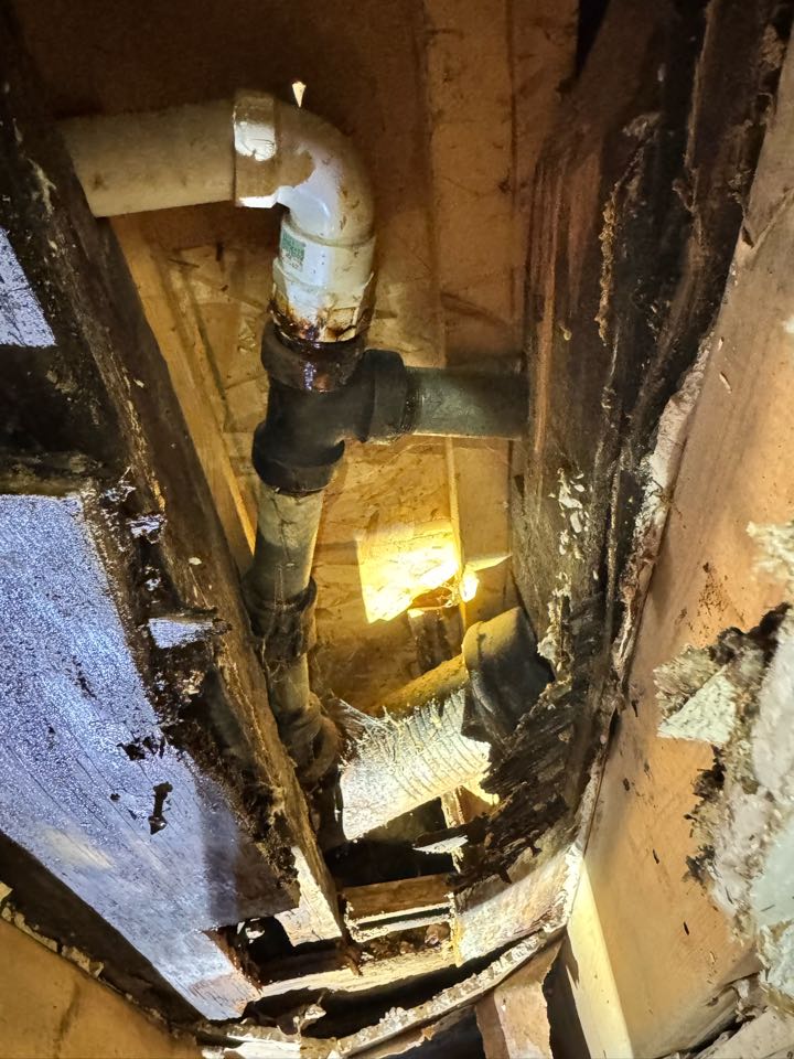 Leak in the ceiling coming from bathtub, replaced piping  Leak in the ceiling coming from bathtub, replaced piping