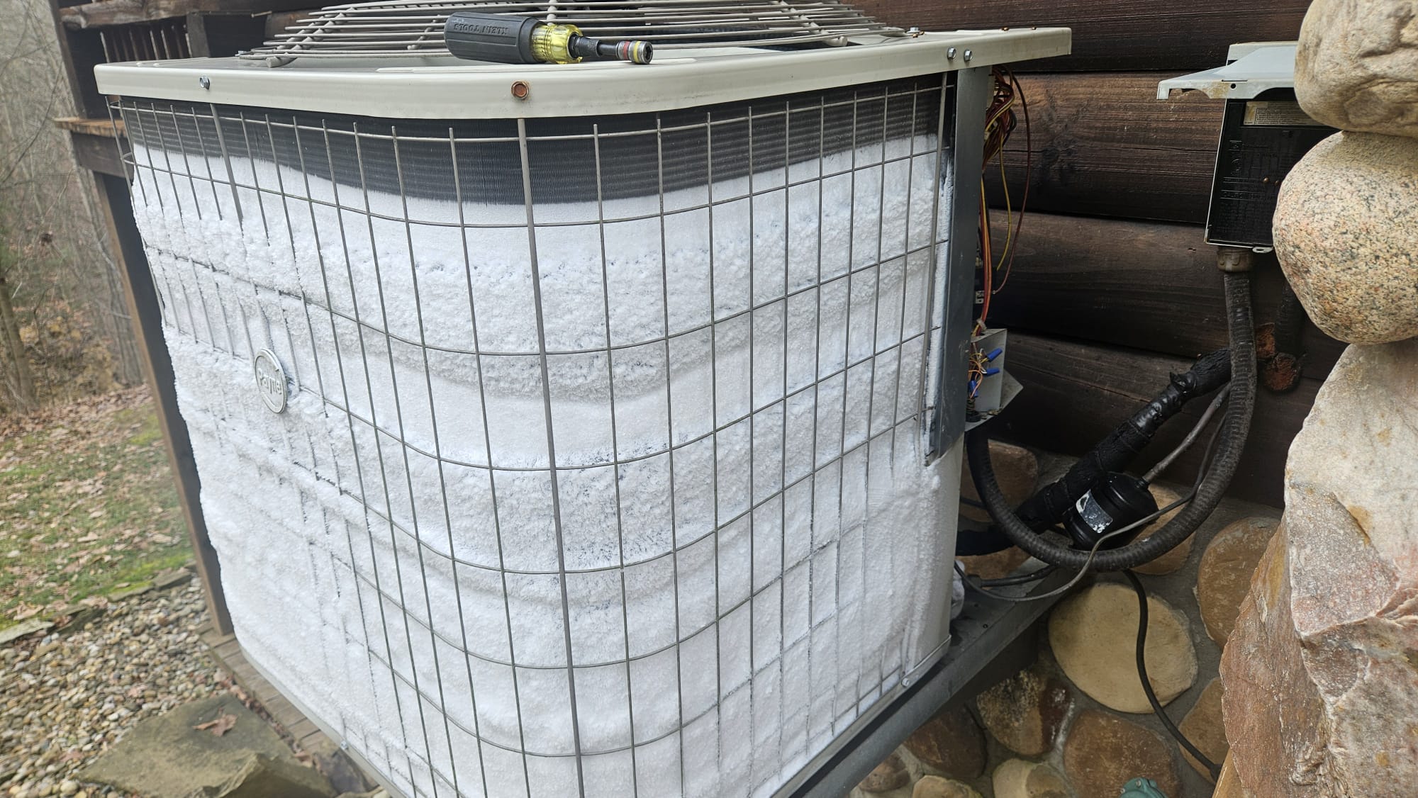 System has lost its charge and is completely frozen.
Indoor unit is only running on 10kw and may trouble keeping the home warm.
High recommend system replacement due to repair costs and parts availability.