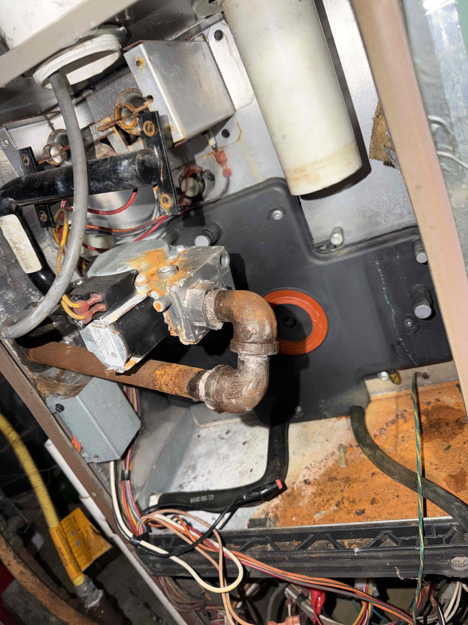 Upon arrival, the system was experiencing frequent shutdowns due to a pressure switch issue, leading to a system lockout from improper exhaust gas termination. I inspected the intake pipe, finding no issues, then examined the exhaust pipe, discovering water buildup. I adjusted the exhaust pipe pitch, cleared the hoses, and checked the secondary heating exchanger for blockages. Although no other faults were found, the system exhibited significant rust, which was noted for future maintenance.