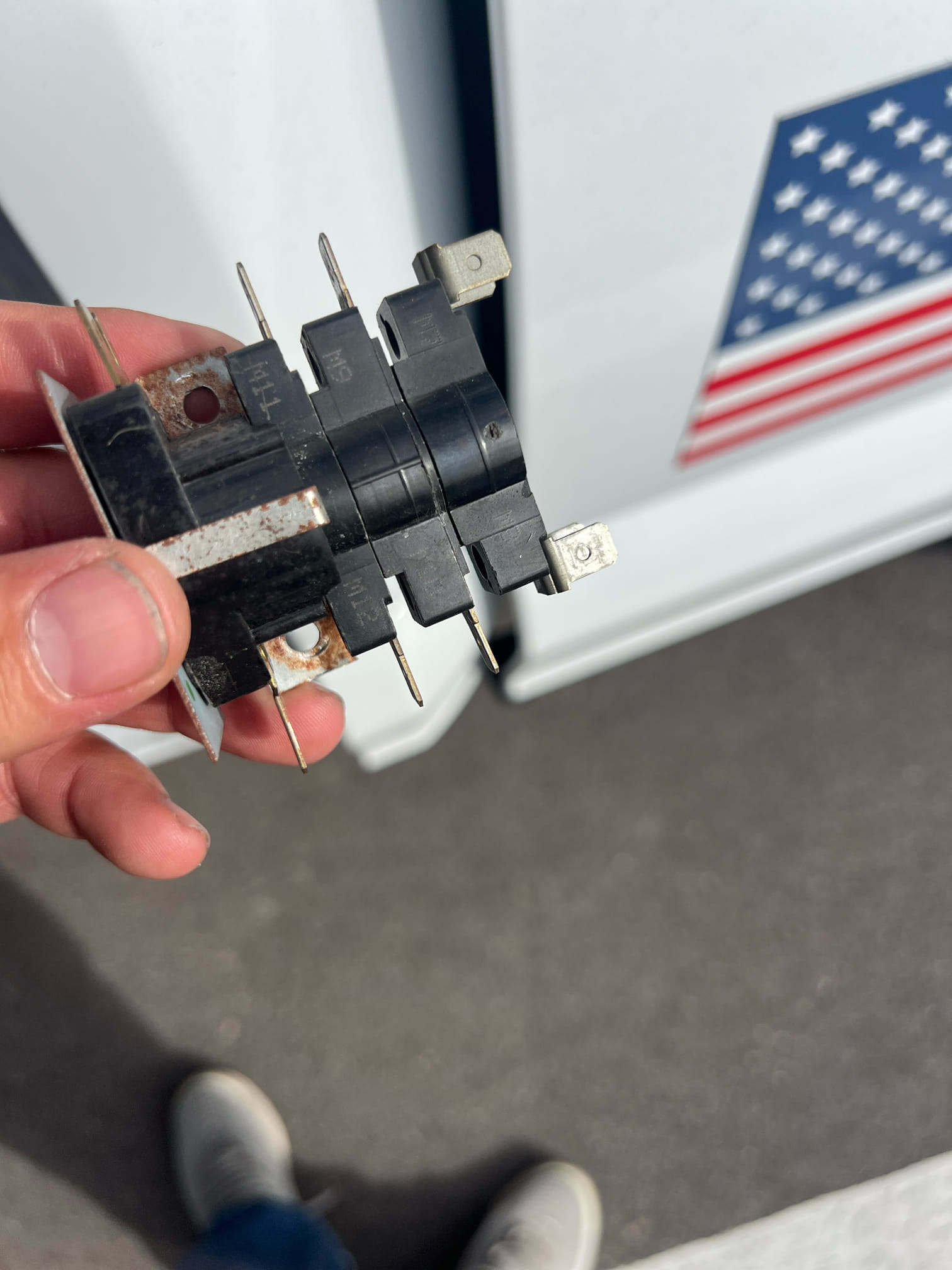 I successfully installed a new part in the system, ensuring it was securely and correctly positioned. After installation, I thoroughly checked the system's operation, confirming that it was functioning as intended. The system is now heating efficiently. Additionally, I cleaned the washable filter, removing any accumulated dust and debris to maintain optimal performance. The system is now clean and ready for use.