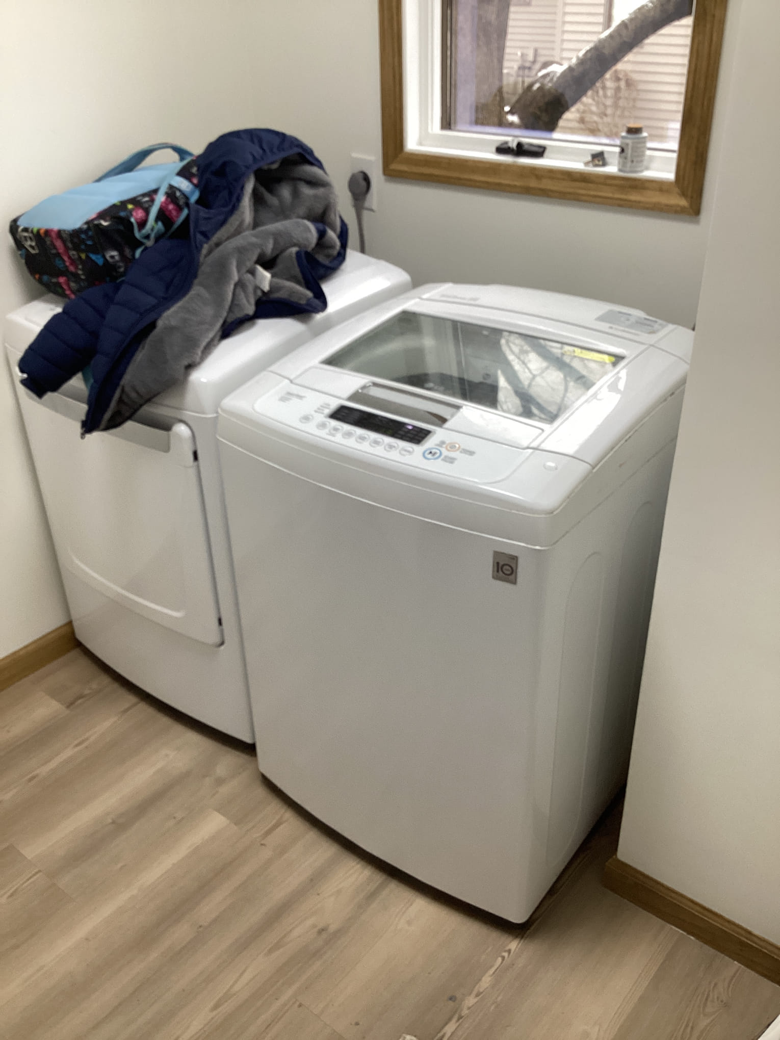 Upon inspection, the unit was found to have an incomplete spinning mechanism, which was not fully operational. The suspension system was tight, requiring adjustments to ensure proper functionality. Additionally, the control board was identified as a necessary replacement to restore full operational efficiency. The unit was carefully disassembled, the suspension was adjusted, and the control board was replaced to ensure optimal performance.