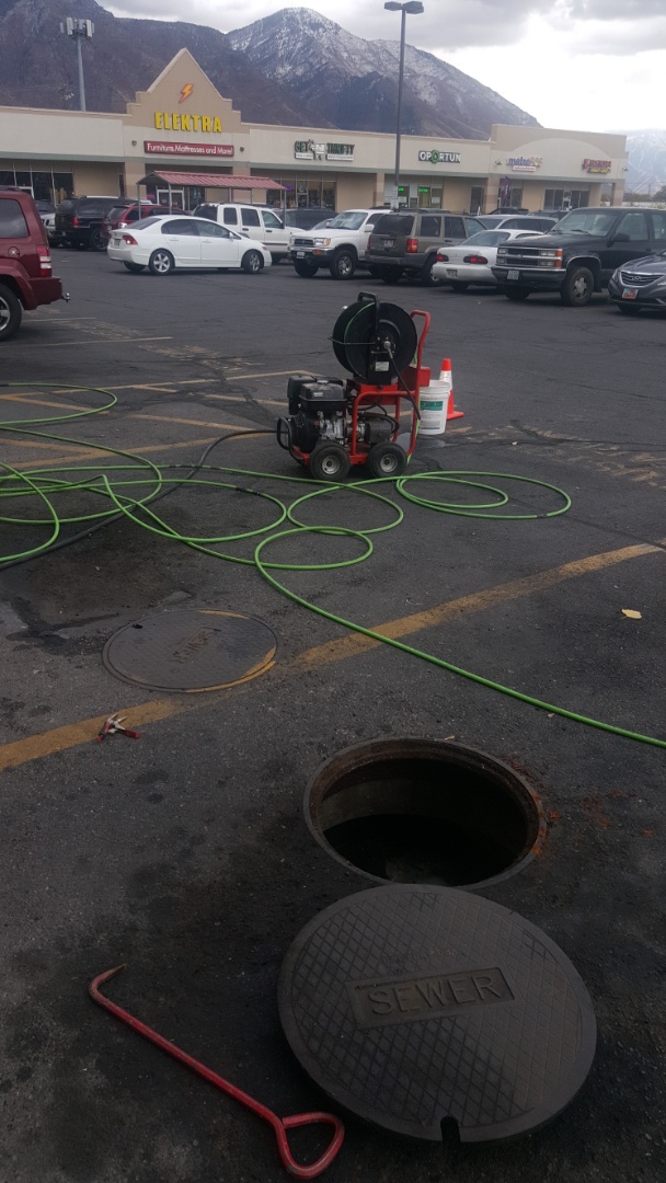 Doing hidro jetting cleaning in main sewer  lines is n commercial building 