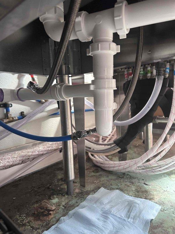 Diagnosed and repaired a leaking drain pipe at customer's bar installation. Upon inspection, found improper sealing at pipe connection points in the P-trap assembly. Disassembled affected plumbing components, cleaned connection surfaces, and reassembled with proper sealing techniques to ensure watertight connections. Diagnosed and repaired a leaking drain pipe at customer's bar installation. Upon inspection, found improper sealing at pipe connection points in the P-trap assembly. Disassembled affected plumbing components, cleaned connection surfaces, and reassembled with proper sealing techniques to ensure watertight connections.