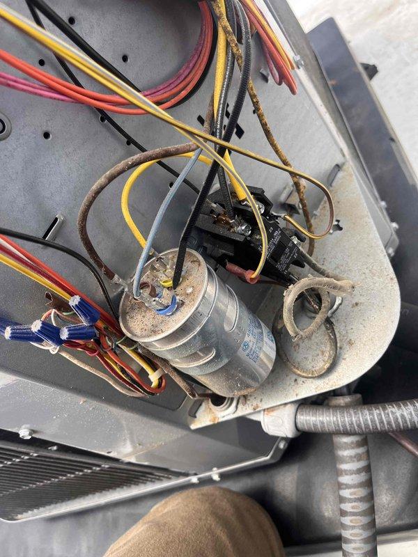 Completed complimentary tune-up service on rooftop HVAC unit. Accessed roof area using provided gate code, performed standard maintenance inspection of system components including capacitor and electrical connections, documented equipment condition with photos, and ensured roof hatch was properly secured upon departure per posted safety protocols.