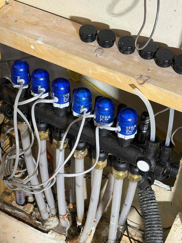 Completed manifold replacement in plumbing system. Removed damaged manifold assembly and installed new unit with multiple valve actuators and PEX connections. Customer enrolled in maintenance agreement with financing documentation completed and identification verified.