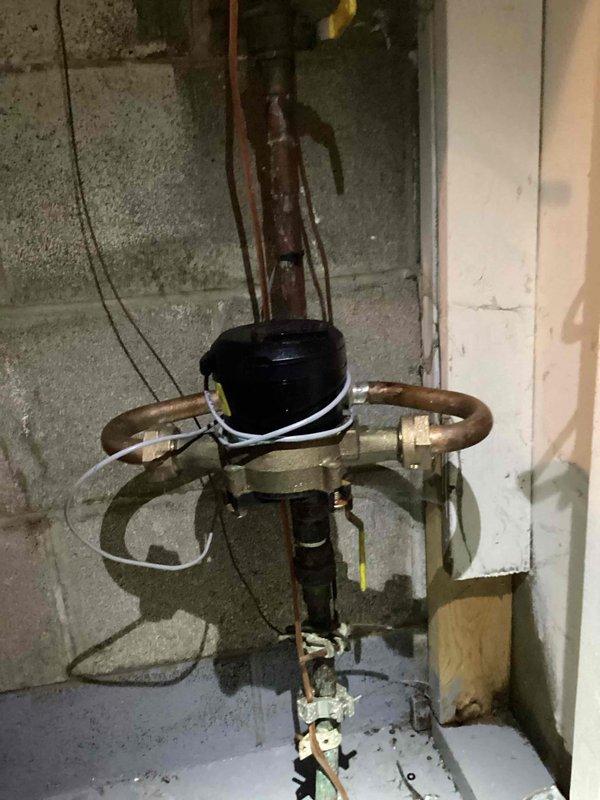 Responded to service call for leaking meter horn. Upon inspection, found leakage from one of the meter connections. Installed customer-supplied meter horn in place of the previous unit. Post-installation inspection confirmed successful repair with no leaks detected.