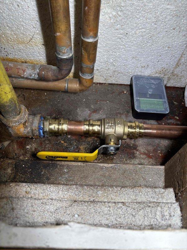 Diagnosed water leak originating from kitchen where rodent damage had compromised the dishwasher supply line. Upon attempting to isolate water supply, discovered house side gate valve stem had sheared off inside the valve. Completed replacement of damaged dishwasher supply line and coordinated with city water department to facilitate water shutoff to replace meter valves.