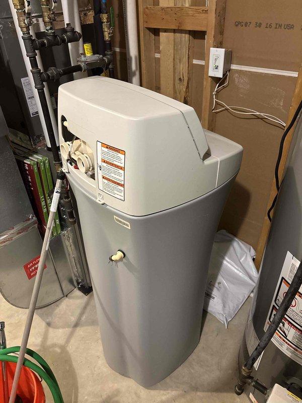 Replaced sacrificial zinc anode rod in customer's water heater as part of scheduled maintenance. Customer's system includes a previously installed pre-filter unit and a water softener system in the utility area. Service completed within the allocated 3-hour timeframe with parts sourced from Oakdale warehouse.