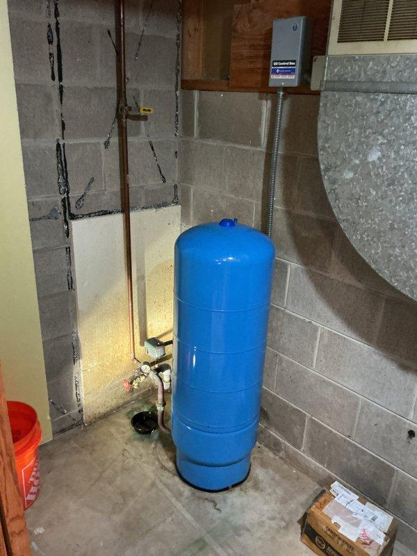 Successfully replaced failing well pressure tank with new 32-gallon model to prevent potential pump motor burn out. Removed old tank and installed new unit while utilizing existing tee assembly. Completed installation of all necessary components including pressure gauge and control switch.