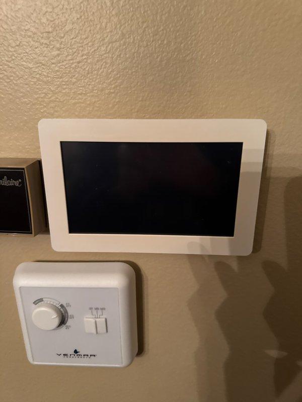 Responded to customer call reporting unresponsive thermostat with blank display. Diagnosed non-functional Armstrong Air communicating thermostat. Retrieved and installed compatible S40 replacement unit, verified proper system recognition, connected to customer's mobile device, and confirmed proper heating system operation.