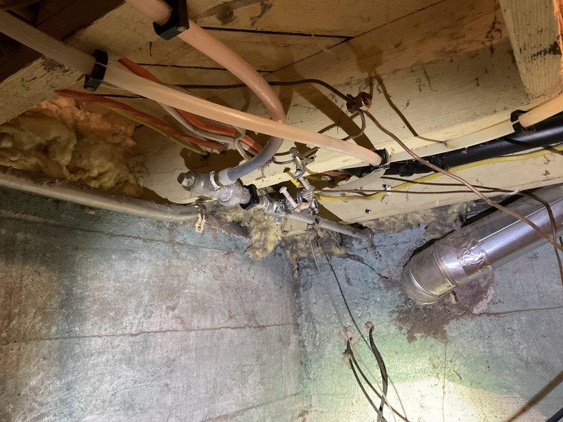 Responded to service call for leaking exterior hose bibb with malfunctioning interior shut-off valve. Upon inspection, successfully closed interior gate valve that customer had been unable to operate. Provided recommendation and estimate for replacement of both the interior valve and exterior hose bibb, which customer declined at this time.