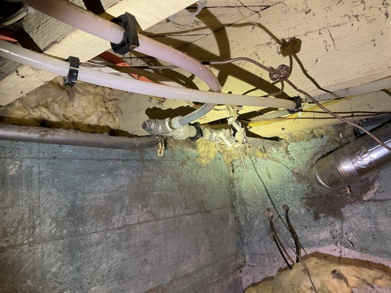 Responded to service call for leaking exterior hose bibb with malfunctioning interior shut-off valve. Upon inspection, successfully closed interior gate valve that customer had been unable to operate. Provided recommendation and estimate for replacement of both the interior valve and exterior hose bibb, which customer declined at this time.