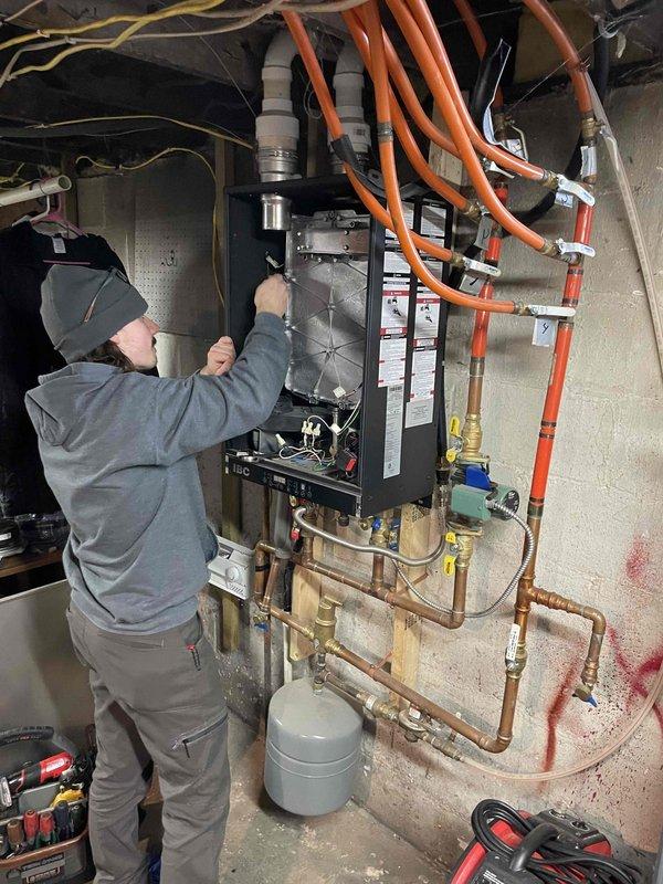 Performed comprehensive tune-up maintenance on customer's boiler system. Inspected heat exchanger (clean condition), cleaned condensate trap and ignition rod, and verified proper operation of circulation pumps, expansion tank, and thermostat. All systems functioning correctly with no issues identified.