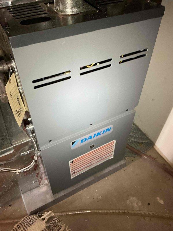 Performed comprehensive maintenance on an Aprilaire 600 humidifier including complete disassembly of the housing, deep cleaning of all components, replacement of the evaporator pad, controller reset, and verification of proper drainage function. System was restored to optimal operating condition, ensuring proper humidification performance.
