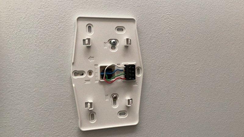 Completed warranty replacement of S40 thermostat that failed to power on due to control hub malfunction. Diagnosed control hub not sending voltage to thermostat connection and installed new smart hub to restore system functionality. Verified proper voltage output and successful thermostat operation upon completion.