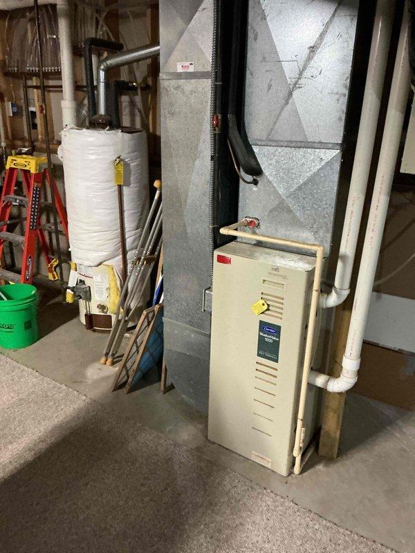 Responded to outdoor hose bibb leak complaint and performed diagnostic assessment. Upon testing the exterior spigot, discovered a burst pipe and confirmed a 30-year-old gate valve was actively leaking. Replaced the defective hose bibb with new unit to restore proper function and eliminate water loss. Work was completed in basement utility area where supply lines were accessible.