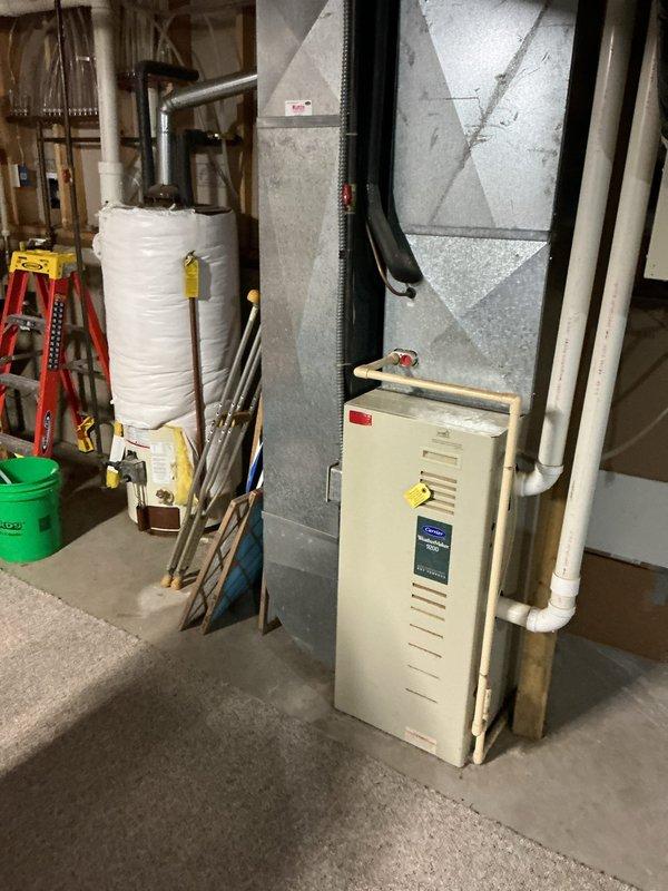 Responded to outdoor hose bibb leak complaint and performed diagnostic assessment. Upon testing the exterior spigot, discovered a burst pipe and confirmed a 30-year-old gate valve was actively leaking. Replaced the defective hose bibb with new unit to restore proper function and eliminate water loss. Work was completed in basement utility area where supply lines were accessible.