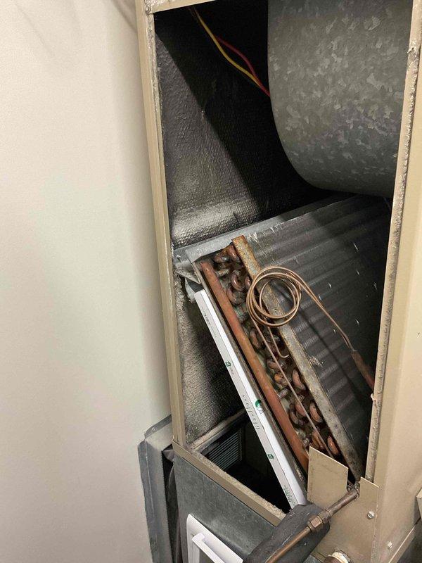 Completed comprehensive AC tune-up on rooftop unit after obtaining roof access key from front desk. Upon inspection, discovered system was low on refrigerant and capacitor had failed due to age. Replaced faulty capacitor and recharged system to proper refrigerant levels. Installed new 16x20x1 air filter and performed standard maintenance procedures to restore unit to optimal operating condition.