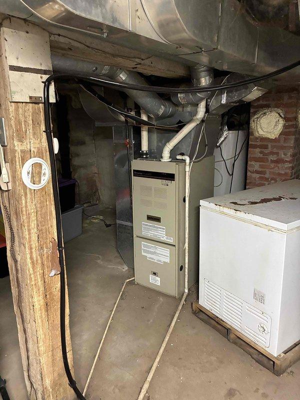 Replaced previously diagnosed capacitor on residential HVAC system using parts from van stock. Verified proper operation of both indoor and outdoor units, connected gauges to confirm refrigerant pressures were within acceptable range, and ensured all system components were functioning correctly upon completion.