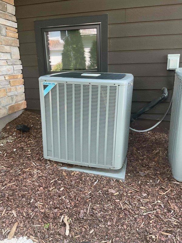 Completed routine maintenance tune-up on Daikin outdoor air conditioning condenser unit under service agreement. Inspected dual-run capacitor (45/5 µF, 370VAC), verified proper electrical connections, and confirmed all system components operating within normal parameters with no issues identified.