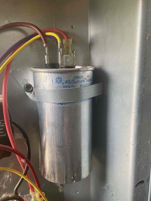 Completed routine maintenance tune-up on Daikin outdoor air conditioning condenser unit under service agreement. Inspected dual-run capacitor (45/5 µF, 370VAC), verified proper electrical connections, and confirmed all system components operating within normal parameters with no issues identified.