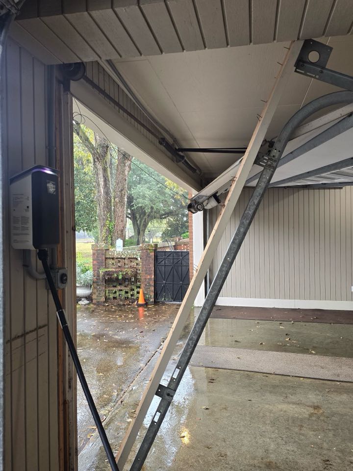 Montgomery, AL - Emergency call to fix a door that was hit by a car