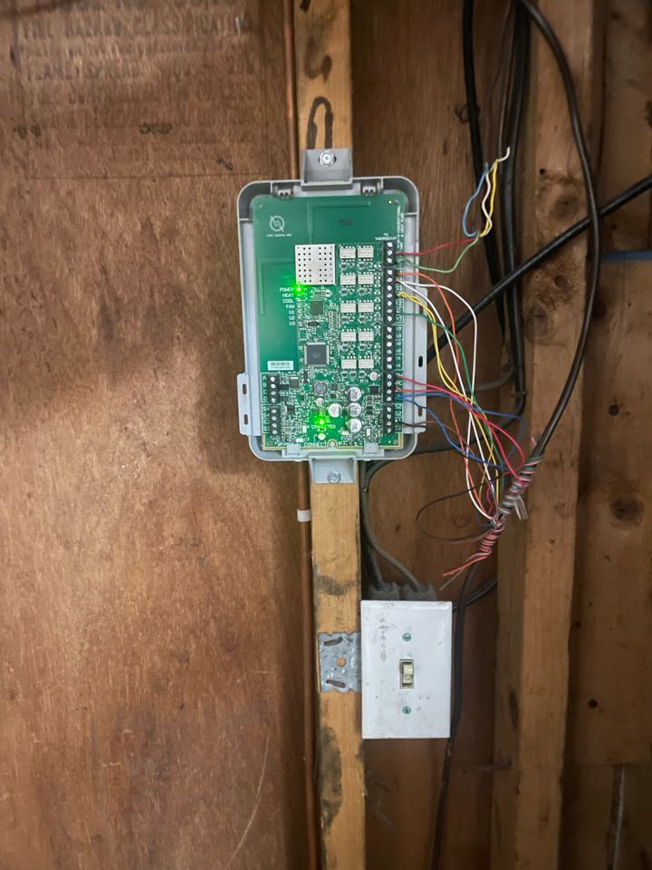 North Beach, MD - Replacing a Honeywell pro 8000 thermostat on a Ruud/Rheem heat pump with furnace back up North Beach, MD - Replacing a Honeywell pro 8000 thermostat on a Ruud/Rheem heat pump with furnace back up