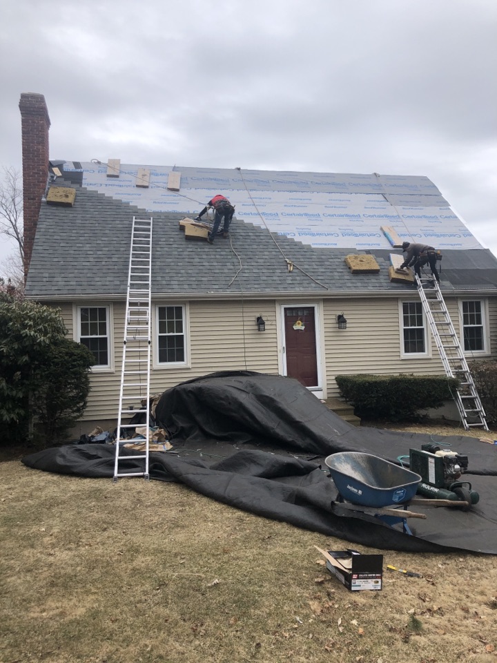Rutland, MA - Installing CertainTeed Landmark Shingles in Georgetown Gray Rutland, MA - Installing CertainTeed Landmark Shingles in Georgetown Gray