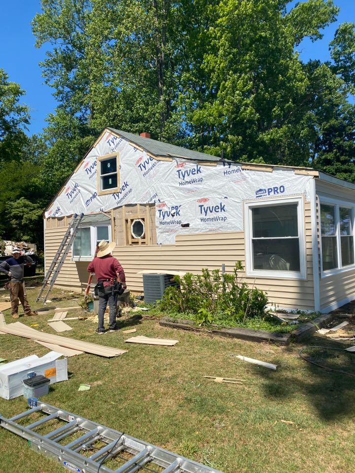 Spring Grove, VA - Final day of a Spring Grove siding install using Ashton Heights double 5” lap vinyl siding in Sandtone color. Also installing white vinyl soffit and wrapping all exposed wood exterior trim with white PVC coated aluminum. Another job well done. Spring Grove, VA - Final day of a Spring Grove siding install using Ashton Heights double 5” lap vinyl siding in Sandtone color. Also installing white vinyl soffit and wrapping all exposed wood exterior trim with white PVC coated aluminum. Another job well done.