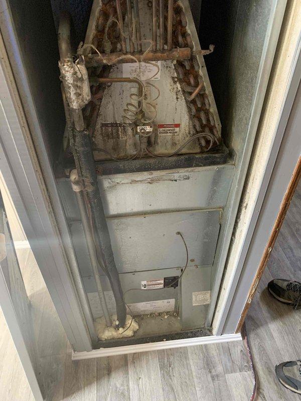 Conducted a replacement assessment of an aging HVAC system showing significant deterioration, including oxidized copper coils and worn internal components. Evaluated the current installation configuration in the enclosed space and documented the specifications needed for proper replacement. Recommended upgrading to a new energy-efficient unit with proper ventilation requirements.