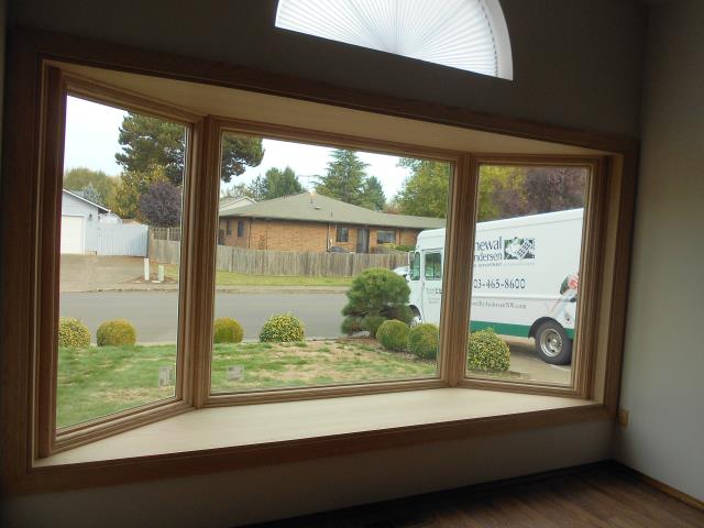 McMinnville, OR - Replace a circle top window above an already replaced big bay. White on white. McMinnville, OR - Replace a circle top window above an already replaced big bay. White on white.