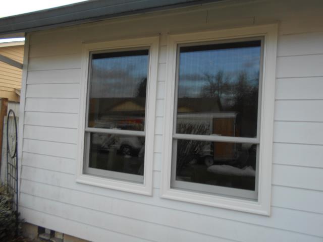 McMinnville, OR - Replacing four vinyl combo windows. Installing four Double hung windows, white with white hardware, Low-E4 glass, TruScene screens McMinnville, OR - Replacing four vinyl combo windows. Installing four Double hung windows, white with white hardware, Low-E4 glass, TruScene screens