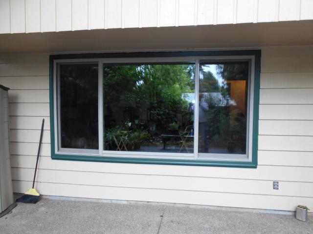 Milwaukie, OR - 2 windows gliding. Sandtone/Sandtone (Forest Green) with TS Screen. Milwaukie, OR - 2 windows gliding. Sandtone/Sandtone (Forest Green) with TS Screen.